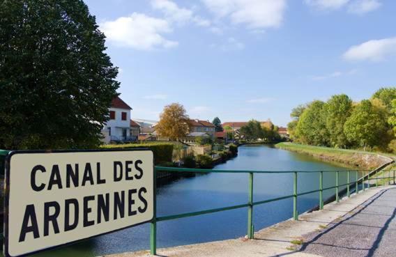 Camping Le Vallage Attigny エクステリア 写真