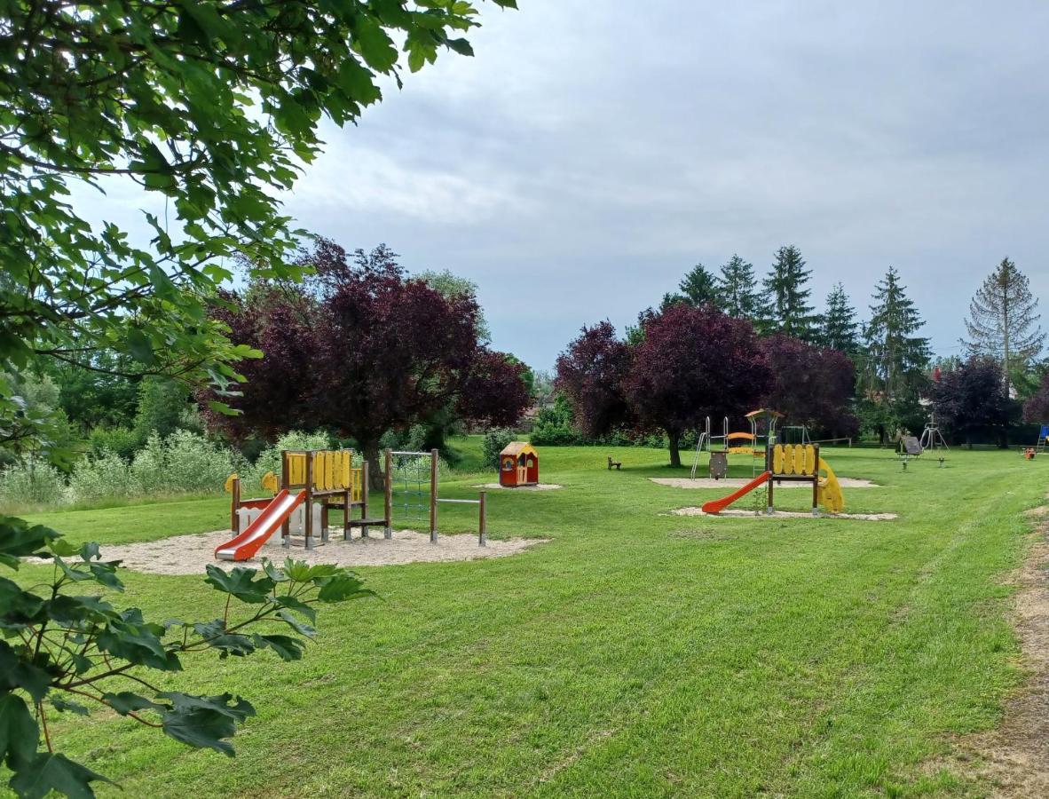 Camping Le Vallage Attigny エクステリア 写真